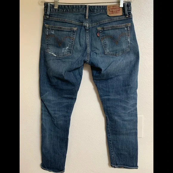 Levi’s Distressed Stretch Boyfriend Crop Jeans - Picture 2 of 2